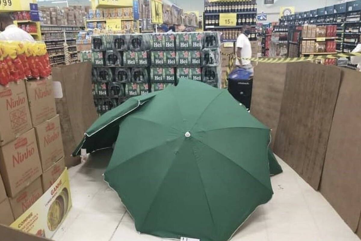 Tras la muerte del repositor, cubrieron el cuerpo con sombrillas y el lugar continuó abierto