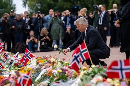 Tras la muerte del rey Harald V, un gran número de personas se han acercado al palacio real para dejar flores en un monumento conmemorativo