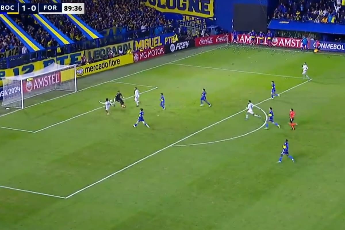 Tras la pifia de Moisés, Andrade define ante el arco vacío; es el 1 a 1 agónico de Fortaleza ante Boca en la Bombonera