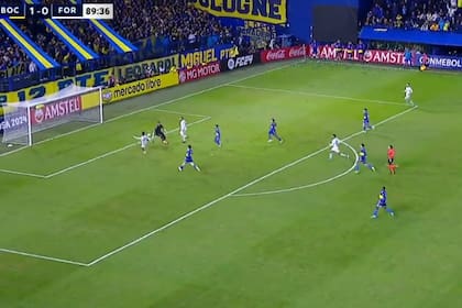 Tras la pifia de Moisés, Andrade define ante el arco vacío; es el 1 a 1 agónico de Fortaleza ante Boca en la Bombonera