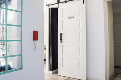 Contigua al hall, una puerta que corre sobre rieles de hierro lleva al toilette.