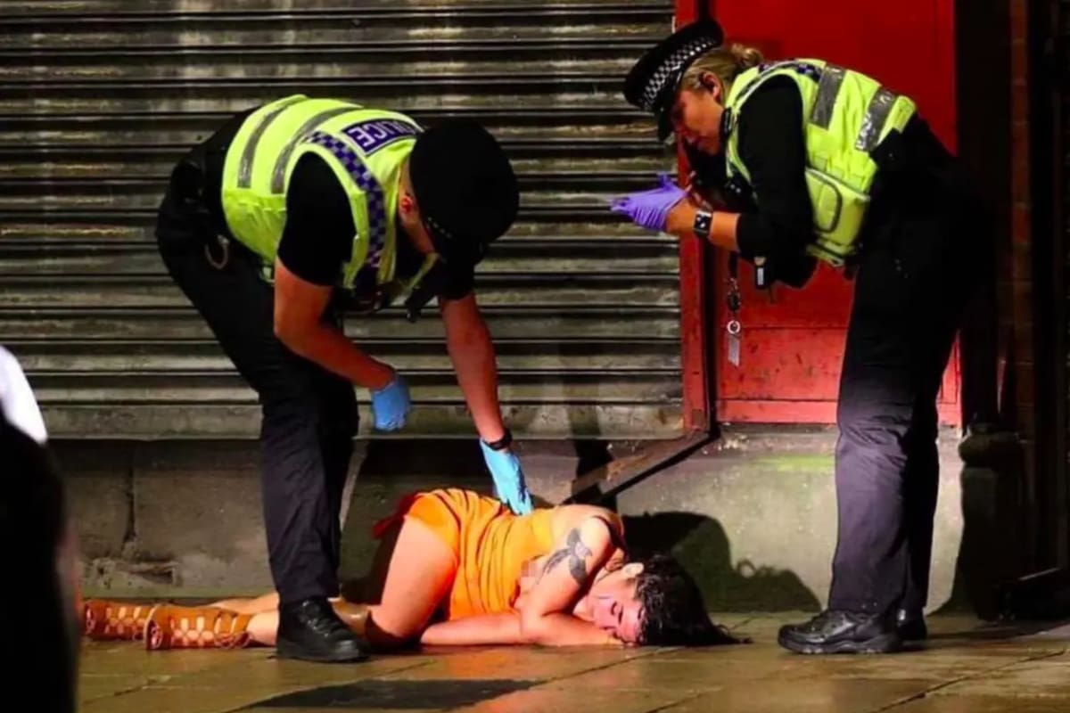 Tras la reapertura de los bares en Inglaterra, el país vivió una madrugada muy particular: las fotos de una noche salvaje tras varios meses sin encuentros de amigos