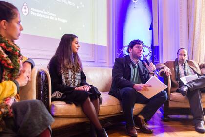 Tras la renuncia de Manguel, el ministro de Cultura presentó el ciclo Ideas