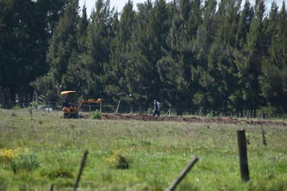 Tras la toma, llegó una retroexcavadora que realizó una zanja que atravesaba el predio.