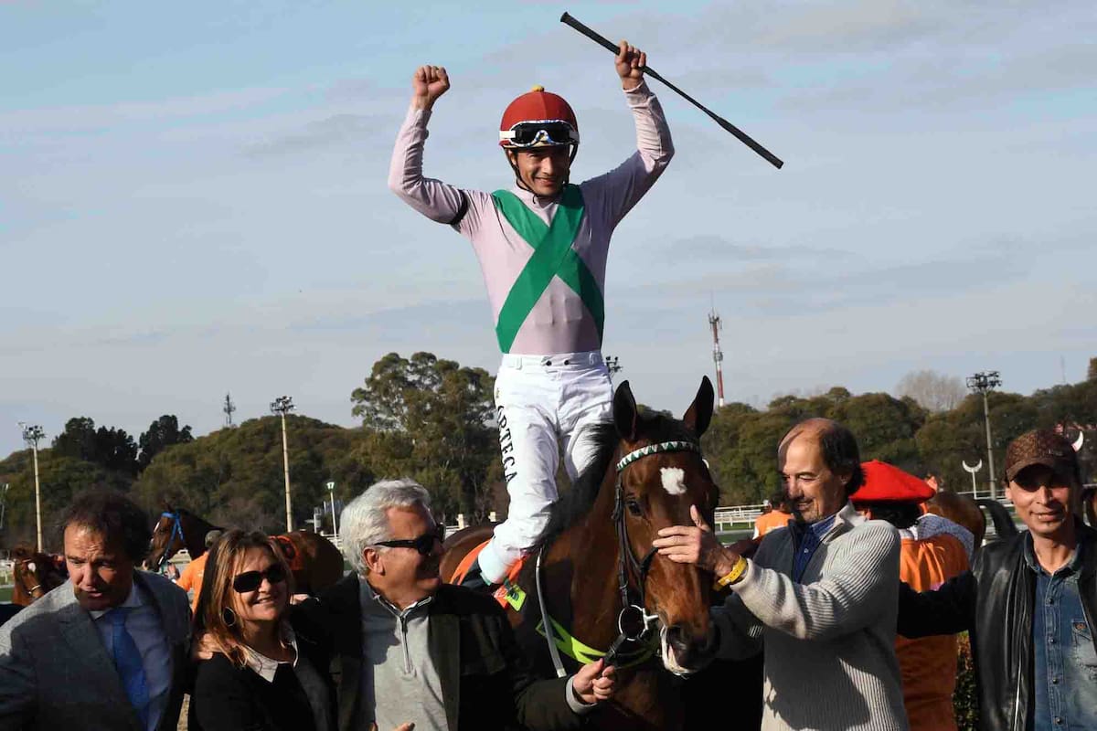 Tras la victoria de Joy Canela en la Polla de Potrancas, el festejo de Arturo Moscón, en el centro, de anteojos oscuros