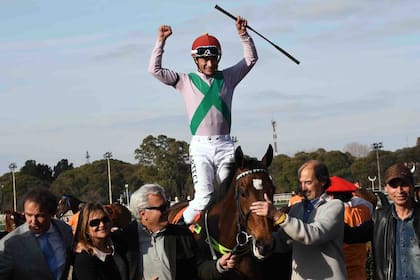 Tras la victoria de Joy Canela en la Polla de Potrancas, el festejo de Arturo Moscón, en el centro, de anteojos oscuros