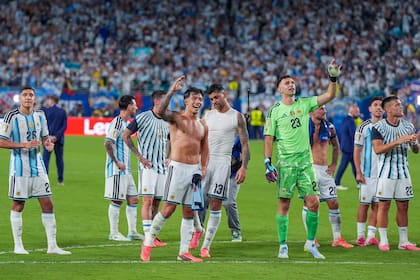 Tras la victoria frente a Cabo Verde, Lisandro Martínez se sumó a los festejos del equipo dirigido por Lionel Scaloni