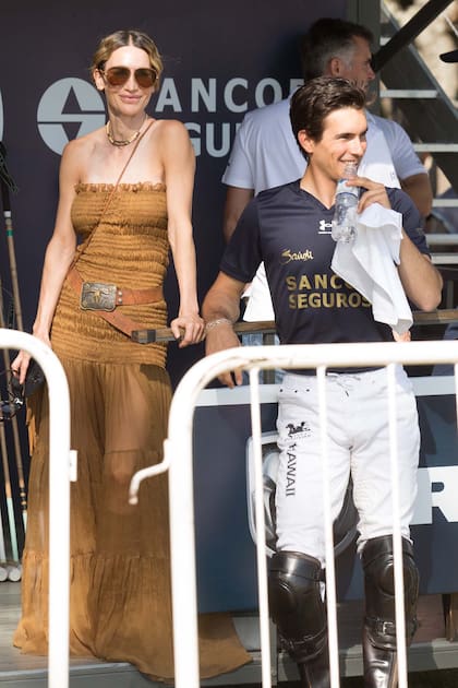 Tras la victoria, y ya sin los nervios que implica cada final, María y Poroto sonríen relajados en el palenque.