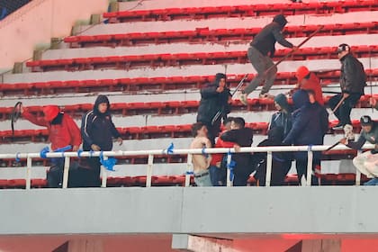 Tras las agresiones de hinchas de Universidad de Chile, barrabravas de Independiente llegaron al sector y escaló el conflicto, en un desenlace dramático.