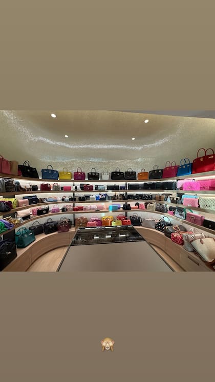 Tras las críticas de Juana Viale, Wanda Nara mostró la colección de carteras de diseñador que tiene en su armario de Milán