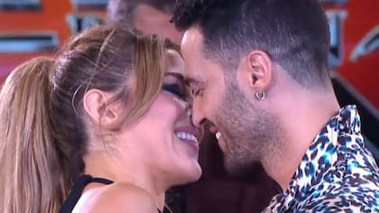 Tras las insistencias de Tinelli, el jurado y el público, Barón y Caiazza se besaron en vivo.