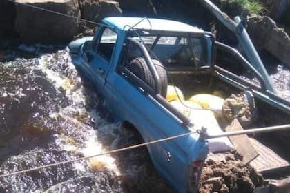 Tras las intensas lluvias en el partido bonaerense de Pila, la fuerte correntada que traía un arroyo comió el terraplén de un puente que cedió al paso de una camioneta