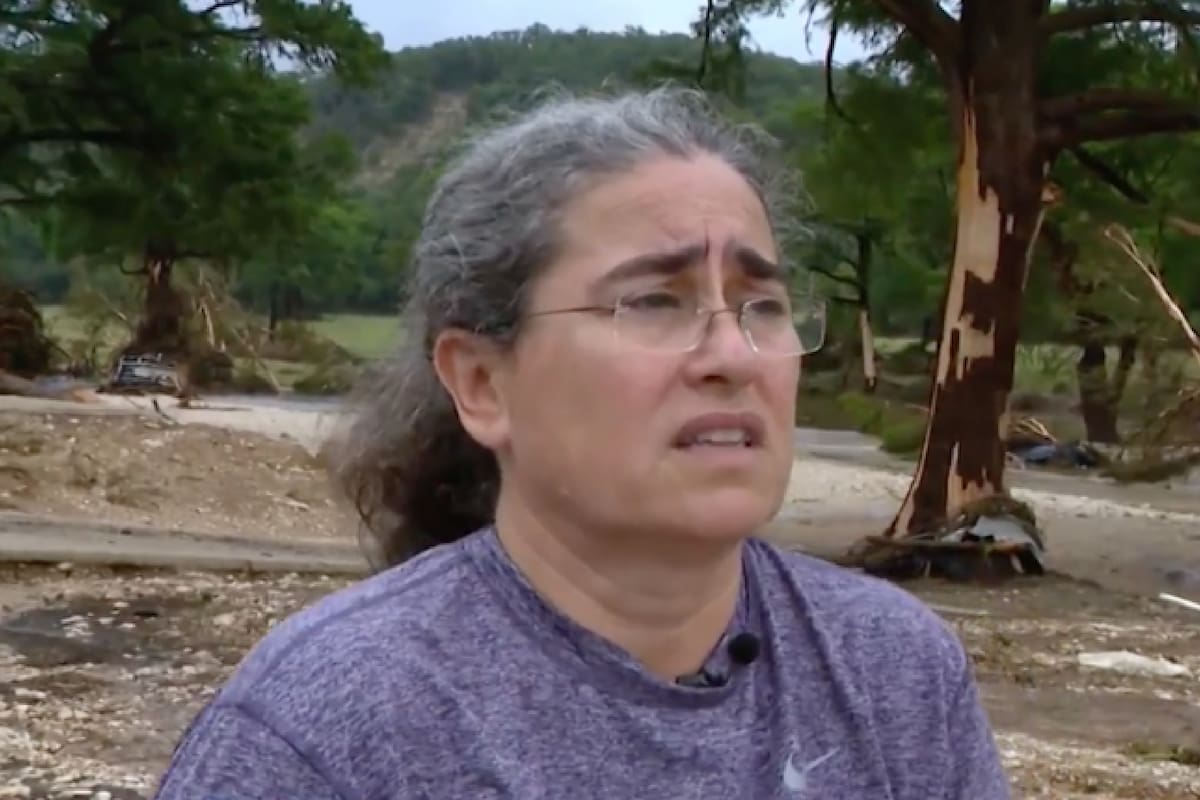 Tras las intensas lluvias que golpearon Texas, Lorena Guillén, propietaria de un campamento de casas rodantes, relató cómo el agua arrasó el lugar hasta no dejar rastro