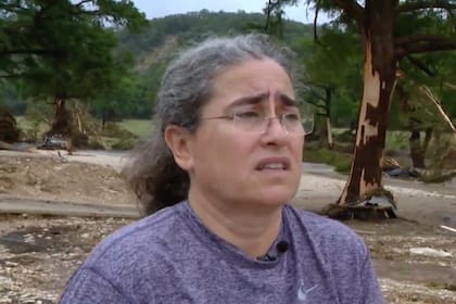 Tras las intensas lluvias que golpearon Texas, Lorena Guillén, propietaria de un campamento de casas rodantes, relató cómo el agua arrasó el lugar hasta no dejar rastro