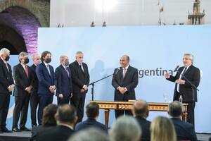 Tras las PASO, asumieron nuevos miembros en el Gabinete; el Gobierno recurrió a la política del cambio de nombres; pero no hay evidencia del efecto sanador de esa política