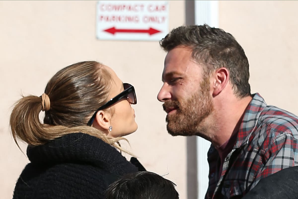 Tras las versiones de crisis en la pareja, un curioso video de Jennifer Lopez y Ben Affleck despertó mucho debate en redes (Photo: Splash News/The Grosby Group)