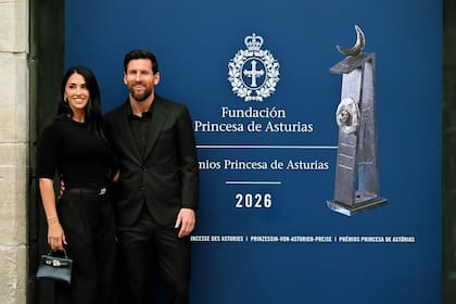 Tras llegar a la ciudad de Oviedo, la pareja posó para las cámaras frente a una multitud de fans que se acercaron a las inmediaciones del Hotel de la Reconquista (Foto: Instagram @antonelaroccuzzo)