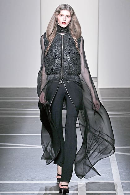 Tras llegar a Nueva York, la carrera de la cordobesa despegó. Su primer desfile en la gran pasarela fue en Europa, para Givenchy, por entonces al mando de Riccardo Tisci. “Mi look, más raro, daba una imagen strong, y por eso pude trabajar con esa casa que, hace unos años, tenía una imagen de chica fuerte. Ahora eso se suavizó”, cuenta.