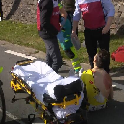 Tras llegar los médicos, Wout van Aert fue subido a una camilla y llevado a un hospital