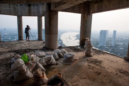 Tras los cimientos se construyeron los 50 pisos, se revistió la estructura de hormigón, se pusieron los cables y las cañerías. Sin embargo, a mediados de 1997 cuando solamente restaba edificar una parte pequeña la construcción fue abandonada.