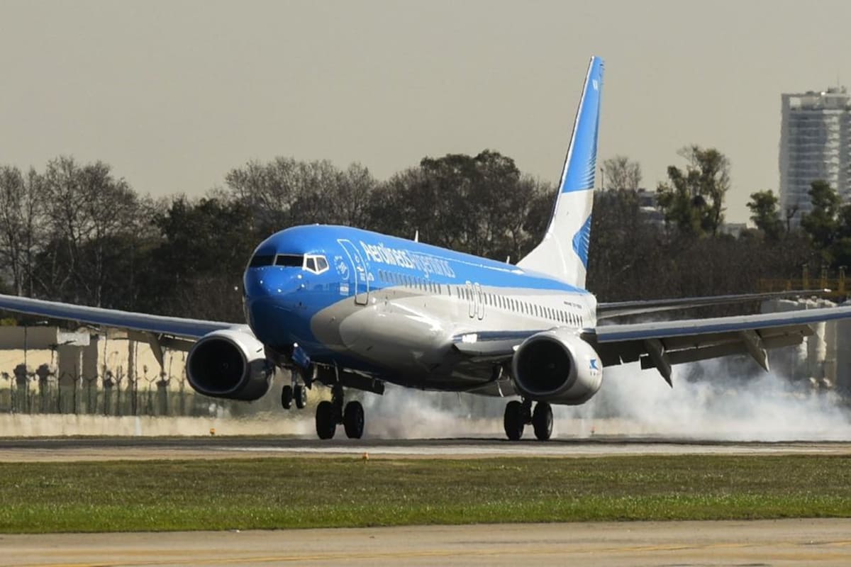 Tras los conflictos gremiales, la dirección de Aerolíneas Argentinas se reunió con los gremios aeronáuticos y aceptó hacer una propuesta por la cláusula gatillo y dejó abierta la posibilidad de suspender las sanciones