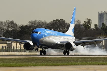 Tras los conflictos gremiales, la dirección de Aerolíneas Argentinas se reunió con los gremios aeronáuticos y aceptó hacer una propuesta por la cláusula gatillo y dejó abierta la posibilidad de suspender las sanciones