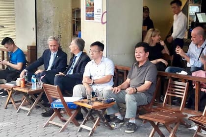 Tras los encuentros oficiales, Macri salió a caminar por Hanoi