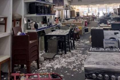 Tras los festejos por el partido entre Argentina y Países Bajos, un grupo de personas se junto en el centro comercial de Zárate y hubo algunos destrozos.