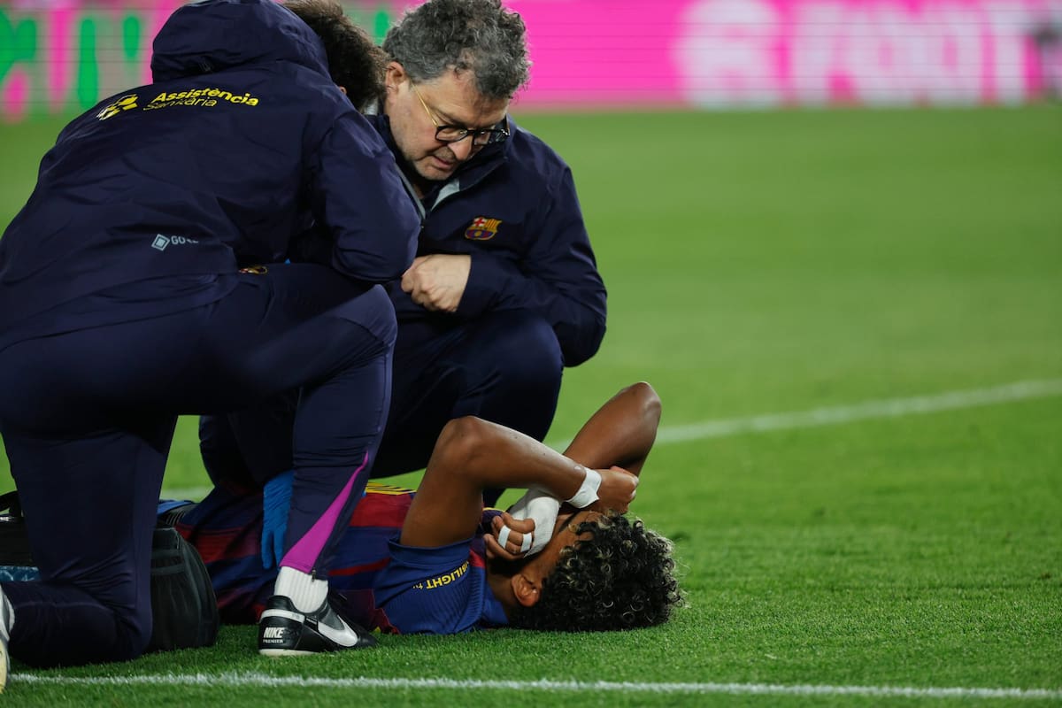 Tras marcar el 1-0 de penal, Lamine Yamal quedó tendido en el césped del Camp Nou y debió ser atendido por los médicos de Barcelona; marcó el gol del triunfo ante Celta de Vigo