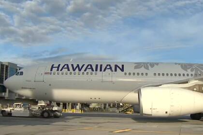 Tras más de 32 horas atrapados en el aeropuerto internacional John F. Kennedy de Nueva York, los pasajeros de Hawaiian Airlines se dirigieron por fin a Honolulu