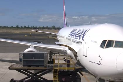 Tras más de 32 horas atrapados en el aeropuerto internacional John F. Kennedy de Nueva York, los pasajeros de Hawaiian Air se dirigieron por fin a Honolulu