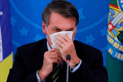 Tras negar la enfermedad durante varios meses, Jair Bolsonaro usó el tapabocas, pero eso no evitó que se contagiara de coronavirus
