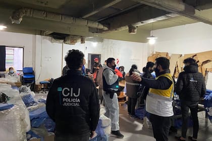 Tras nuevos allanamientos en Flores y Parque Avellaneda, se detuvo a ocho personas y se clausuraron cuatro talleres textiles clandestinos