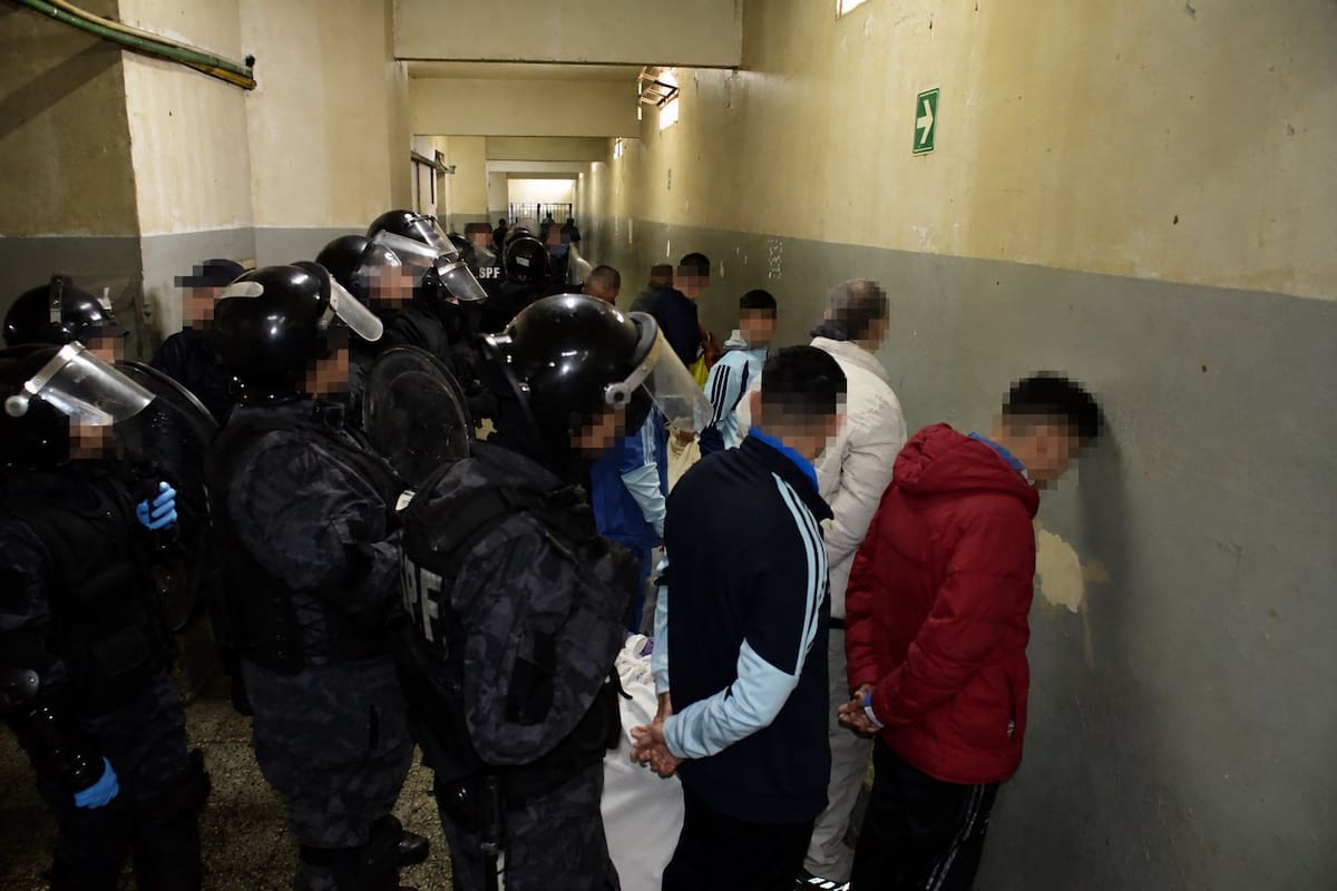 Tras oficializarlo en el Boletín Oficial, el Gobierno -en un operativo conjunto con Ciudad- inició el traslado de detenidos al penal de la provincia de Buenos Aires
