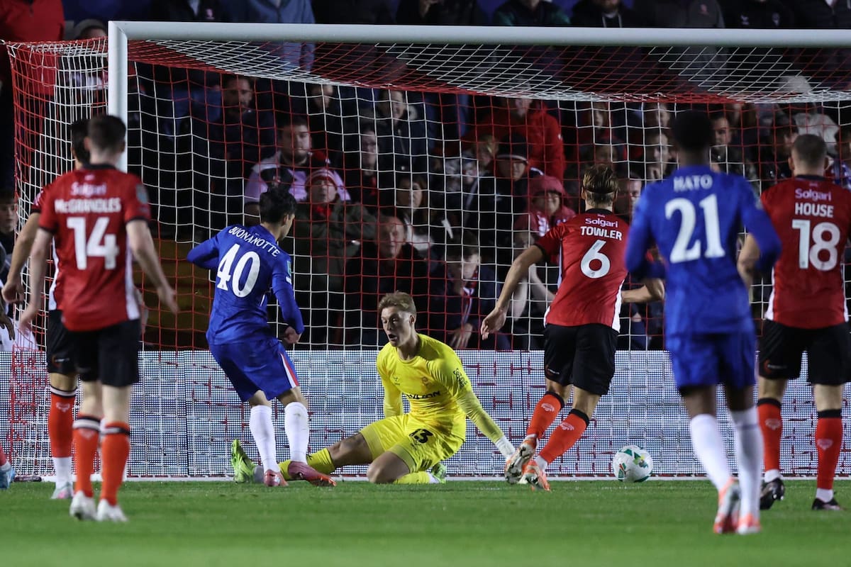 Tras pasar entre tres rivales, Facundo Buonanotte definió mano a mano contra el arquero Zach Jeacock y le dio el triunfo a Chelsea sobre Lincoln City por la Carabao Cup.
