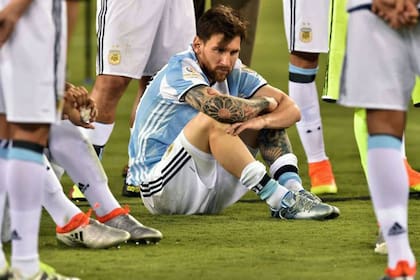 Tras perder la final con Chile, Messi anunció que se retiraba del seleccionado, pero luego regresó