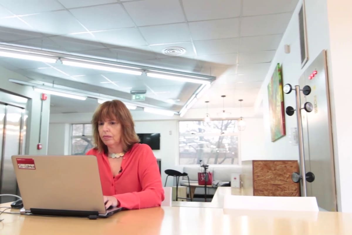 Tras realizar un curso de 5 meses en Digital House, Sandra Ojman, de 56 años, lanzó un servicio de terapias breves a través de videollamada, y hoy tiene pacientes en todo el mundo