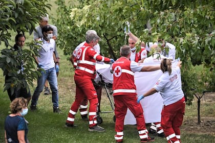 Tras recibir la primera asistencia, Dygert es llevada a la ambulancia