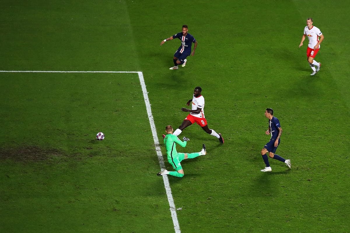 Tras recibir un pase de taco de Neymar, Di María marca el segundo gol de París Saint Germain