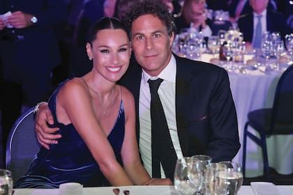 Tras reconciliarse con su novio, Pampita se mostró muy enamorada de Martín en la cena anual del Comedor Los Piletones de Margarita Barrientos