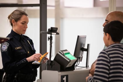 Tras regresar de un viaje a Europa, agentes de migración le quitaron su green card y pasaporte