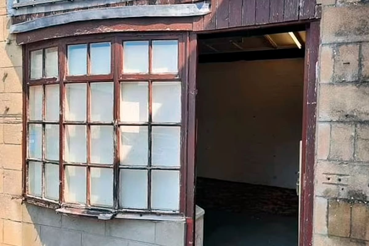 Tras remodelar las paredes de su showroom, Bodman encontró una nota de 1986 que otro albañil había dejado oculta