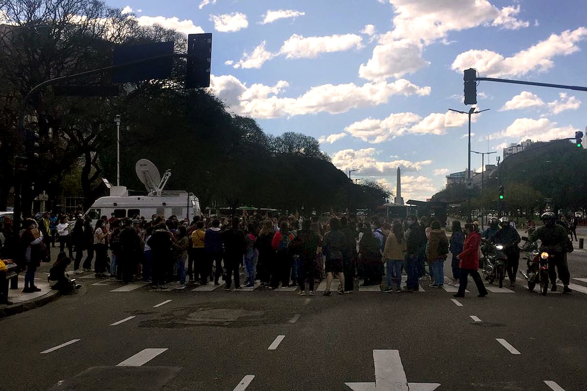 Tras rendir el examen, los profesionales de la salud se autoconvocaron por redes para marchar al Ministerio