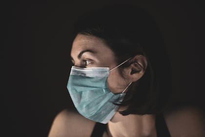 Tras resultar positiva al virus, una persona debería estar al menos cinco días en aislamiento