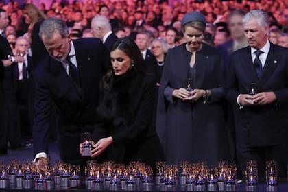 Tras rezar una antiquísima oración judía, los monarcas prendieron velas en el Muro de la Muerte. En la imagen, los reyes Felipe y Letizia de España, con un conjunto de pantalón y capa con piel en el cuello. Con ellos, Felipe y Matilde de Bélgica, quien optó por un equipo gris oscuro de Natan; en la cabeza, un tocado diadema.