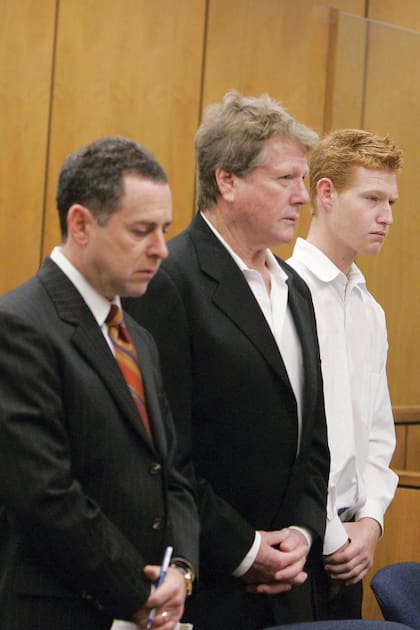 Tras ser arrestados en su casa por posesión de metanfetamina, Ryan O’Neal y su hijo Redmond
pagaron una fianza de diez mil dólares.