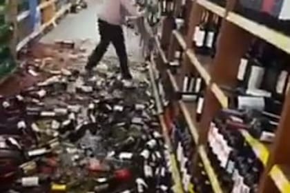 Tras ser despedida, una mujer arrojó al piso botellas de vino de un supermercado.