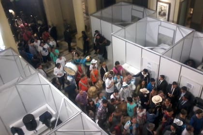 Tras su actuación, Choque urbano se retiró del escenario por el interior de la Casa de Gobierno