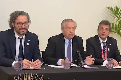 Alberto Fernández, durante una reciente conferencia de prensa junto a Santiago Cafiero y Sergio Massa