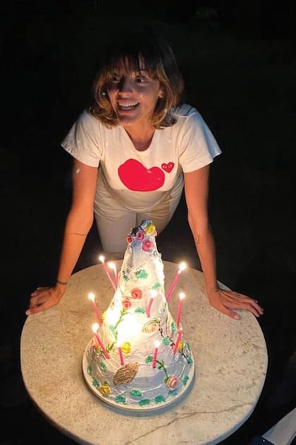 Tras
su encuentro con
Aíto, pasó por una
panadería vecina
para retirar una torta
para festejar sus 34
años. Su novio ruso
no estuvo presente en
la celebración.